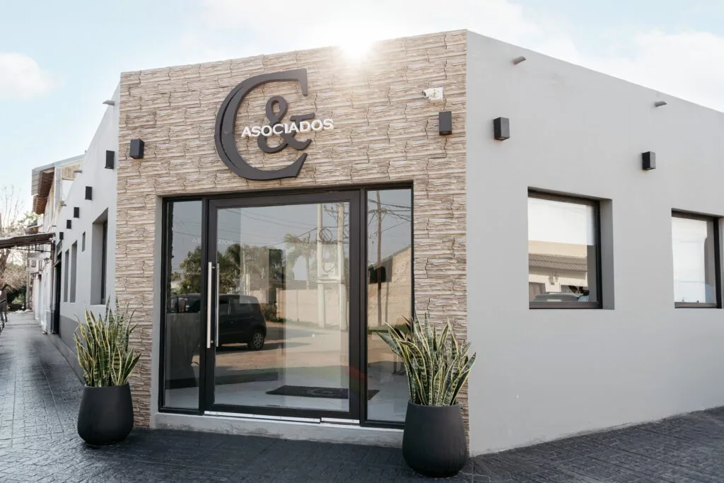 Fachada del Estudio Candia & Asociados en Goya, Corrientes